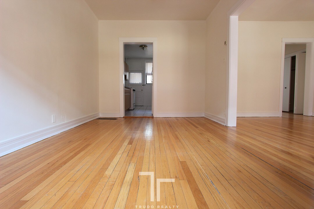 813 W Waveland Ave in Chicago, IL - Building Photo