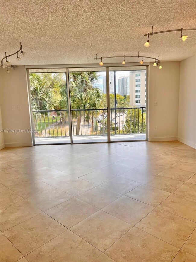 17600 N Bay Rd, Unit N304 in Sunny Isles Beach, FL - Building Photo - Building Photo