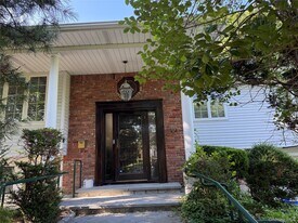 30 Dogwood Rd in Albertson, NY - Building Photo