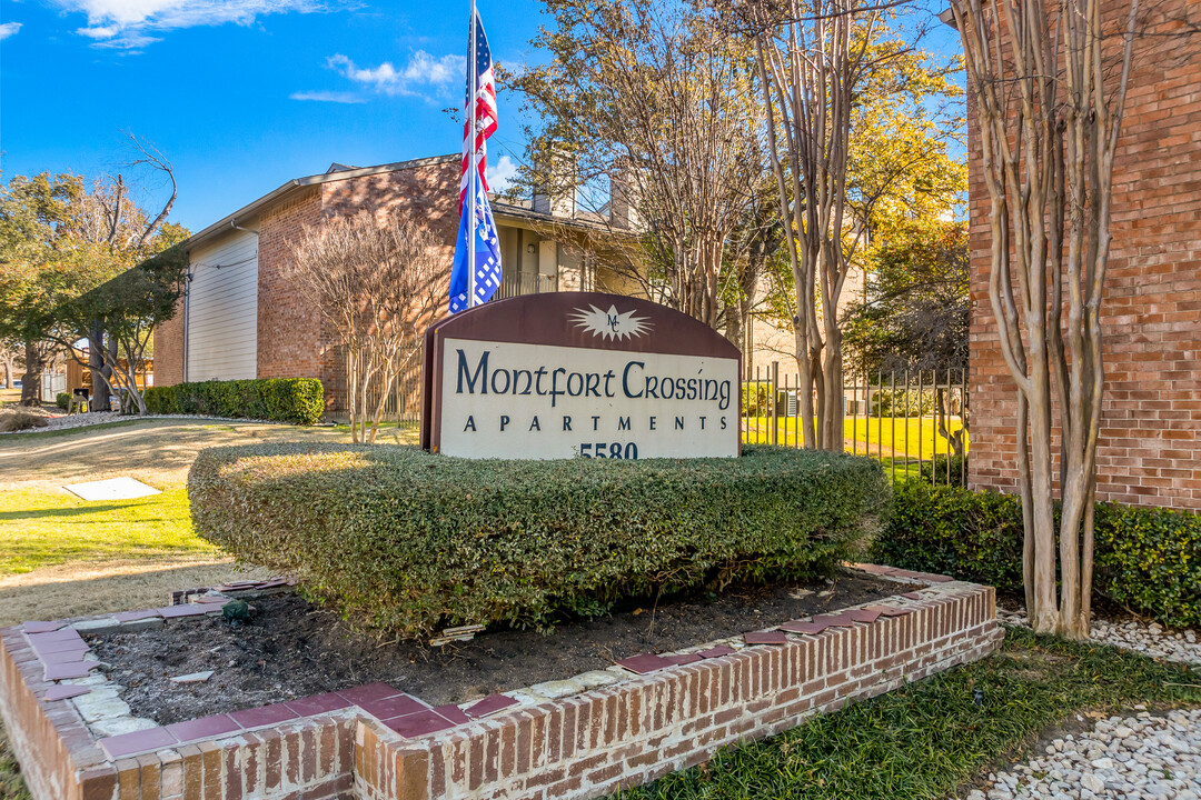 Montfort Crossing in Dallas, TX - Building Photo