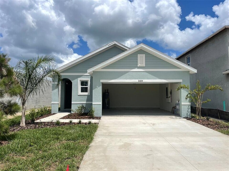 8434 Hardy Bay Lp in Wesley Chapel, FL - Foto de edificio