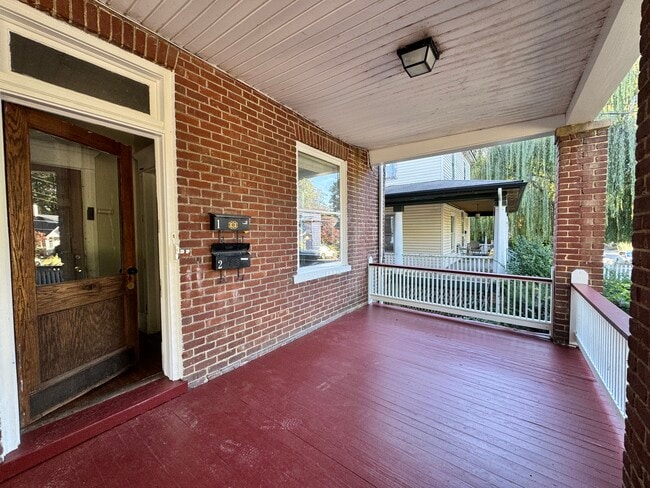 606 Woods Ave SW, Unit 1