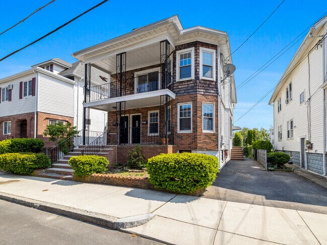 16 Windsor Rd, Unit 1 in Somerville, MA - Foto de edificio - Building Photo