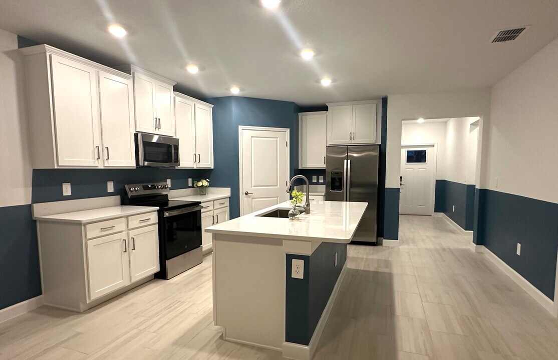 10753 Gable Dig Lp in San Antonio, FL - Building Photo