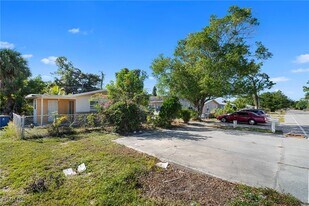 1706 Cypress Dr in Ft. Myers, FL - Building Photo