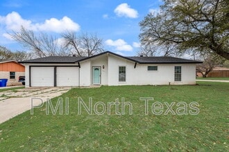 305 Live Oak Dr in Mansfield, TX - Building Photo - Building Photo