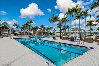 14823 Dockside Ln in Naples, FL - Foto de edificio - Building Photo