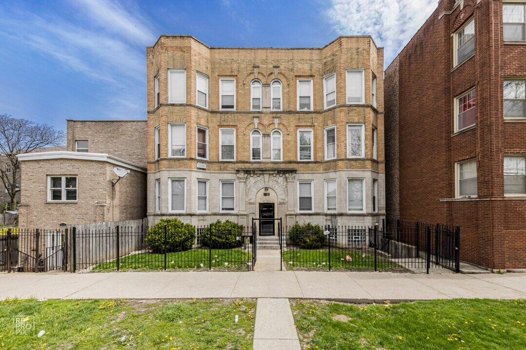 819-21 S Independence Blvd in Chicago, IL - Foto de edificio