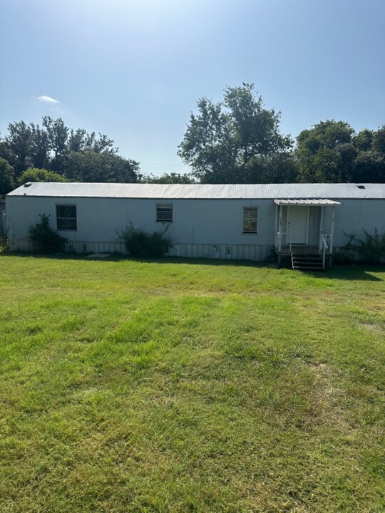 208 Forest Creek Ln in Bruceville, TX - Building Photo