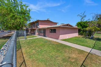 2118 N Glenn Ave in Fresno, CA - Foto de edificio - Building Photo