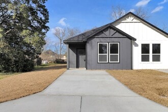 106 Runnels St in Willis, TX - Building Photo - Building Photo