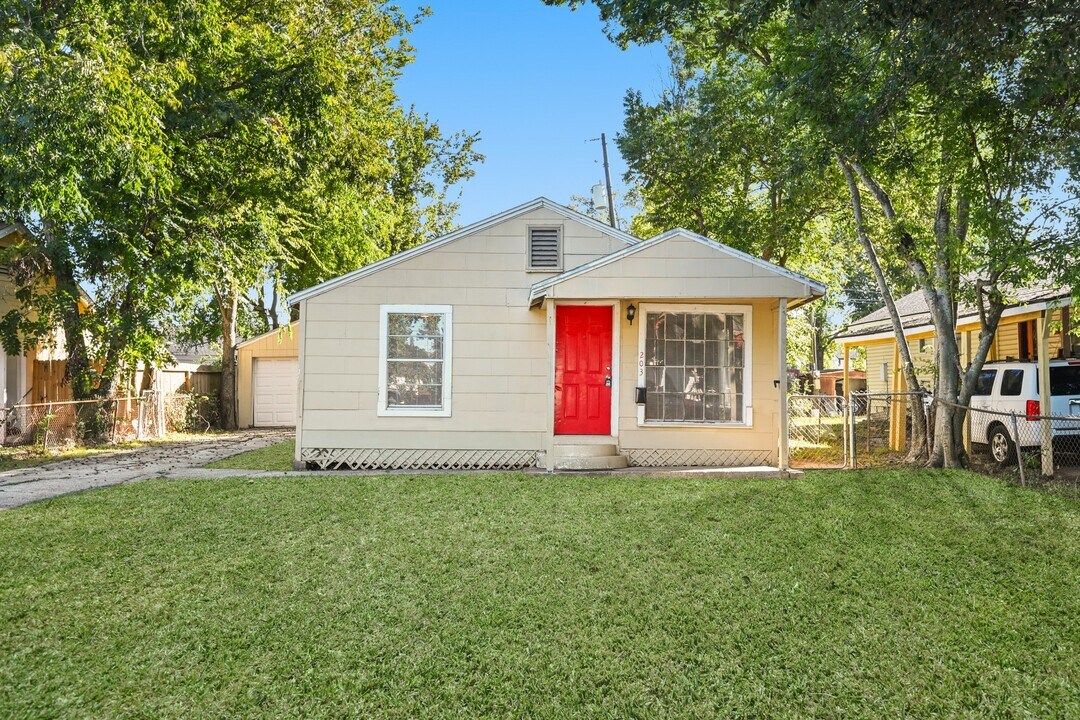 203 W Hart Ave in Pasadena, TX - Building Photo