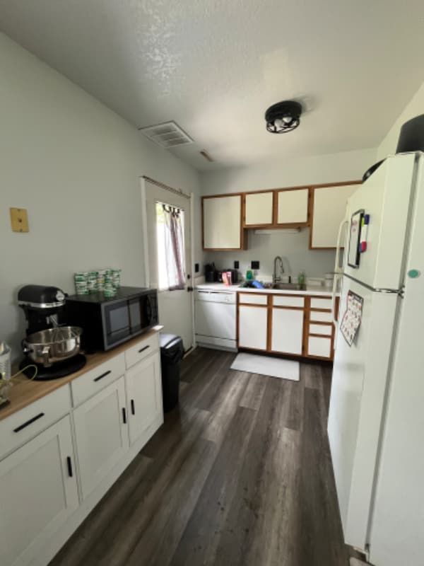property at 406 E Plainview Ave