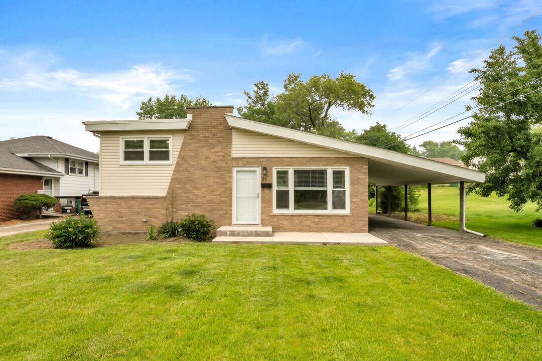 21 Norton Dr in Lemont, IL - Building Photo
