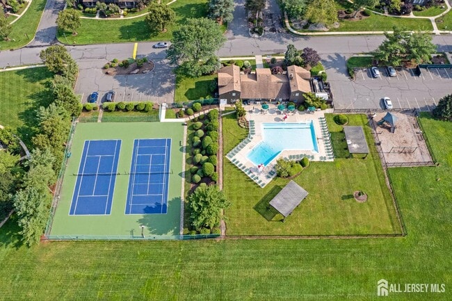 224 Westgate Dr in Edison, NJ - Building Photo - Building Photo