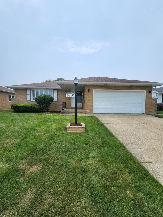 6330 Dunfield Dr in Cleveland, OH - Building Photo