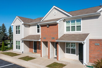 Sterling Crest Apartments in Saginaw, MI - Building Photo - Building Photo