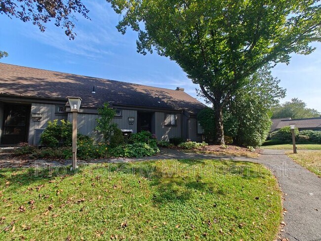 351 HERITAGE Vlg in Southbury, CT - Building Photo - Building Photo