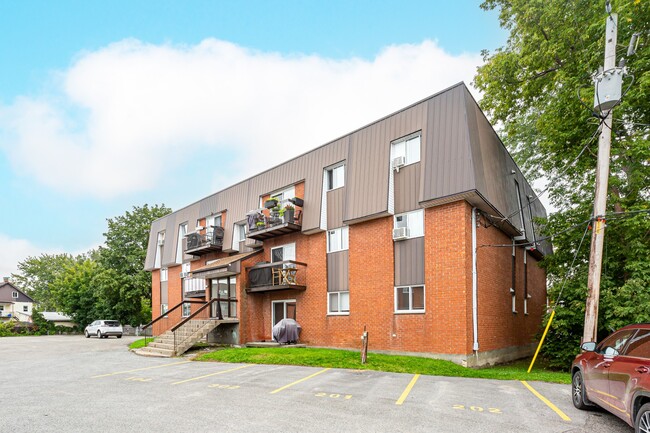 660 Théberge St in Terrebonne, QC - Building Photo - Building Photo