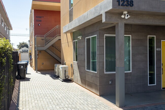 1236-1238 W 37th Plz in Los Angeles, CA - Building Photo - Building Photo