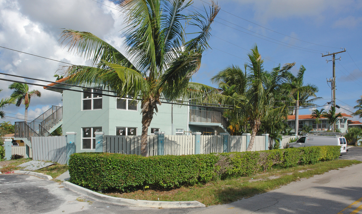 Oakland Pointe in Oakland Park, FL - Building Photo