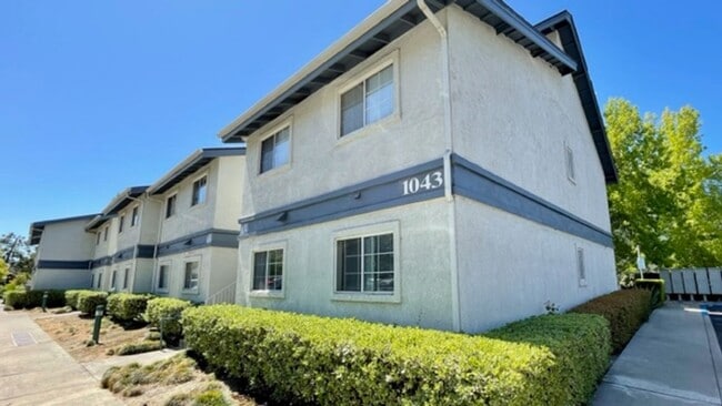 1043 Southwood Dr in San Luis Obispo, CA - Building Photo - Building Photo
