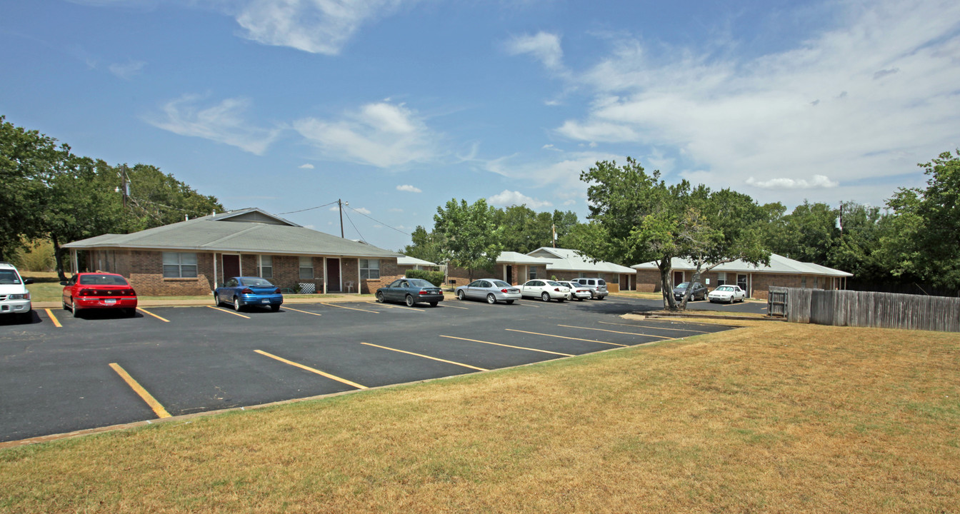 Pilot Point Apartments in Pilot Point, TX - Foto de edificio