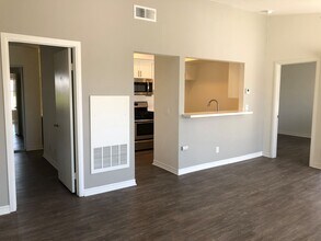 Cypress Creek Apartments in Cypress, CA - Foto de edificio - Building Photo