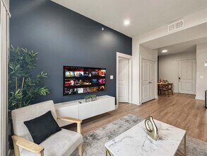 310 N Malcolm X Blvd in Dallas, TX - Foto de edificio - Building Photo