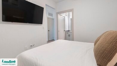 1148 N Main St, Unit 212 in Jacksonville, FL - Foto de edificio - Building Photo