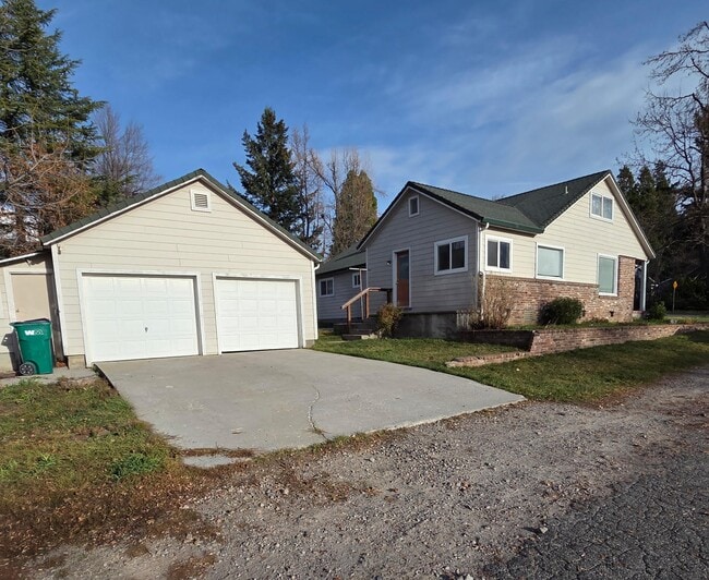 300 E Lake St in Mount Shasta, CA - Building Photo - Building Photo