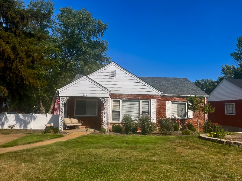 1500 Pinetree Ln in Webster Groves, MO - Building Photo