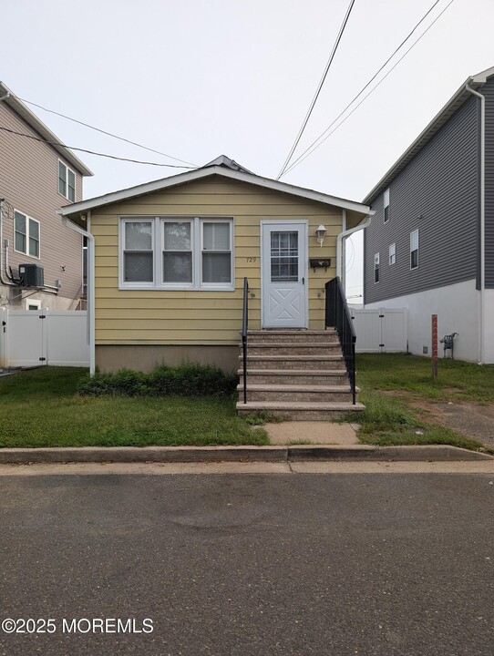 729 8th St in Union Beach, NJ - Building Photo