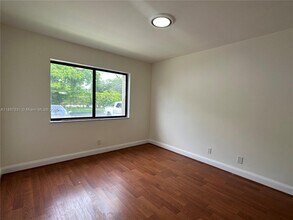 458 Lakeview Dr in Weston, FL - Building Photo - Building Photo