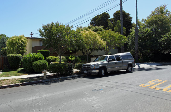 791 Chestnut St in San Carlos, CA - Building Photo - Building Photo