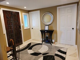 22 Wilshire Ct, Unit 22 in Freeport, NY - Building Photo