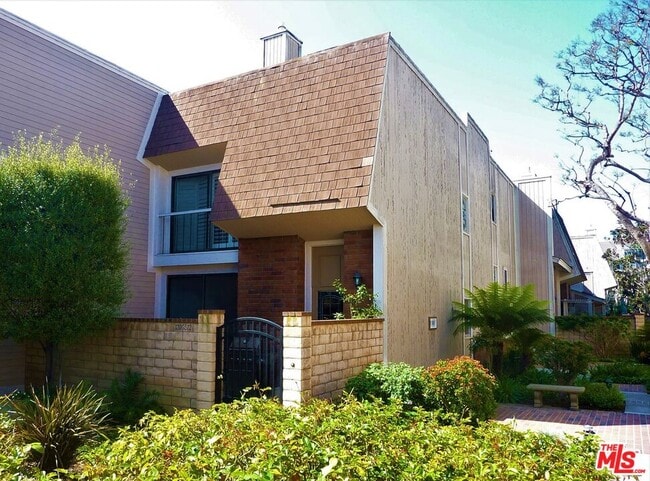13065 Mindanao Way in Marina Del Rey, CA - Building Photo - Building Photo