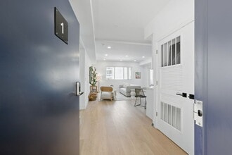 212 N Mariposa Ave in Los Angeles, CA - Building Photo - Building Photo