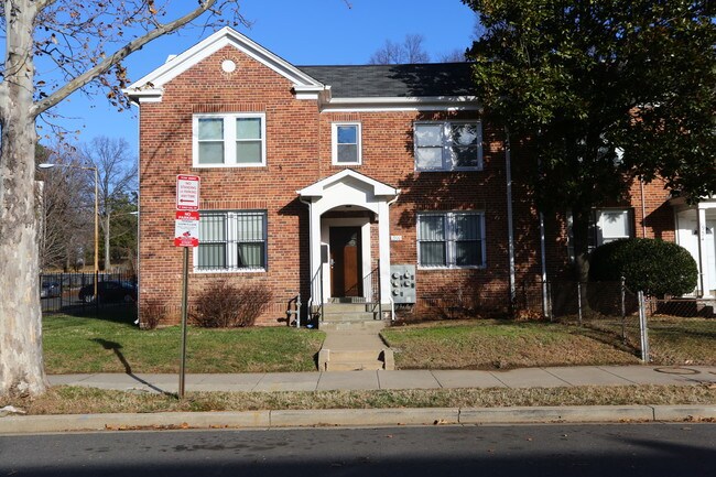 1900 M St NE