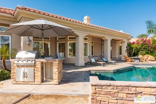 45 Vista Encantada in Rancho Mirage, CA - Building Photo