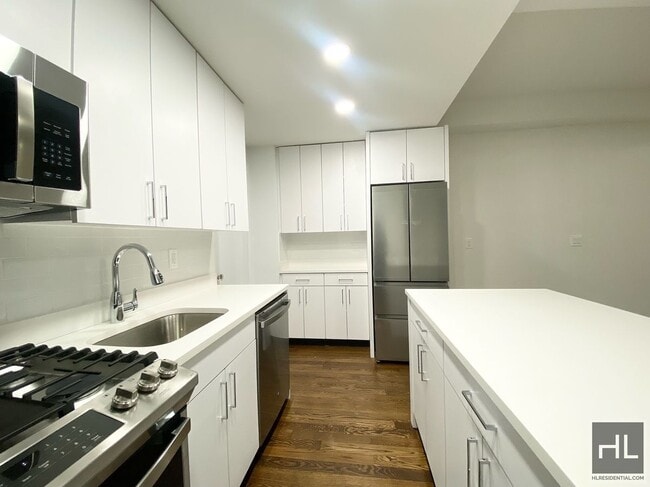 WEST 68 STREET in New York, NY - Building Photo - Building Photo