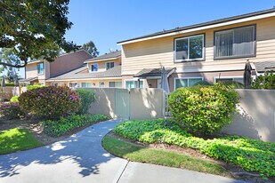 7912 Rainbow Cir in Huntington Beach, CA - Building Photo