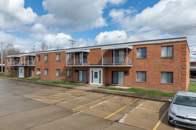 Colony Club in Bedford, OH - Foto de edificio - Building Photo
