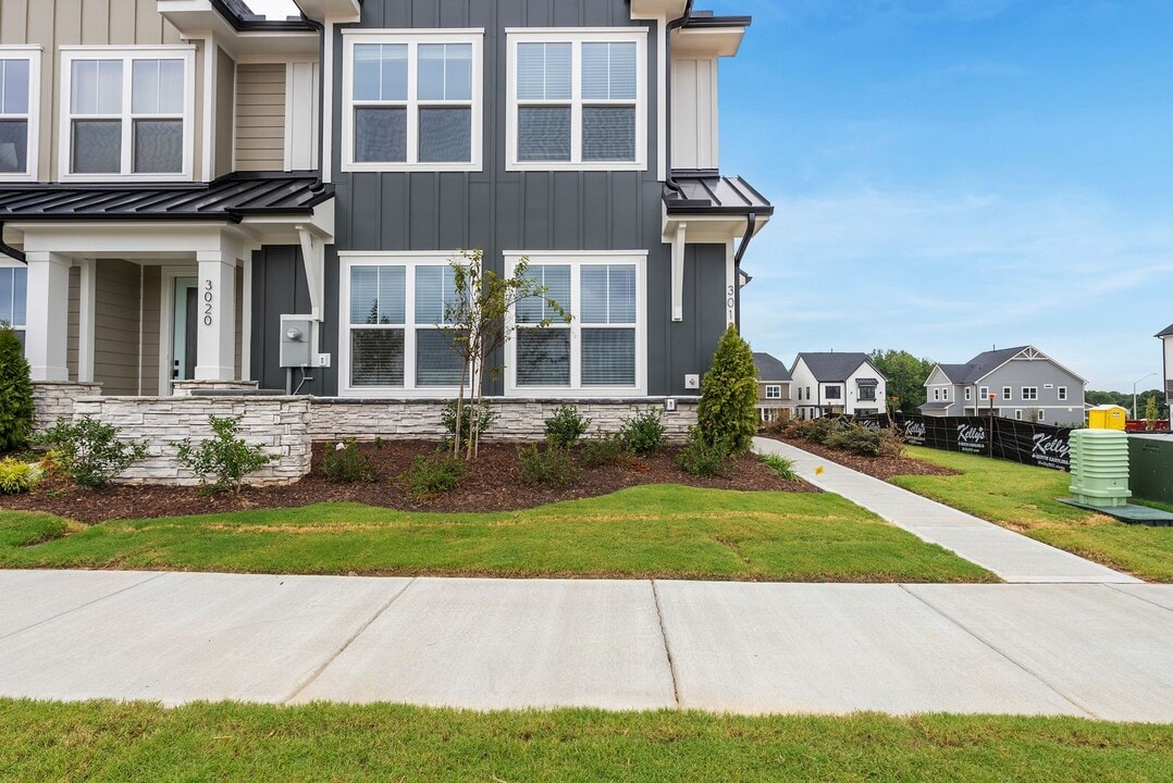 3018 White Rail Dr in Fuquay Varina, NC - Building Photo
