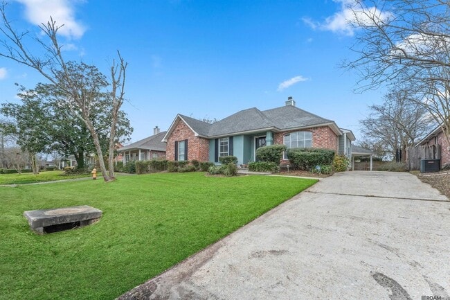 18516 Lakefield Ave in Baton Rouge, LA - Foto de edificio - Building Photo