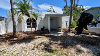 12991 114th Ave N in Largo, FL - Building Photo