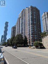 325 Webb Dr in Mississauga, ON - Building Photo