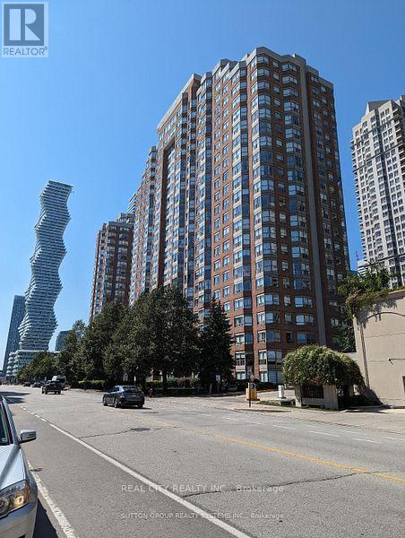 325 Webb Dr in Mississauga, ON - Building Photo