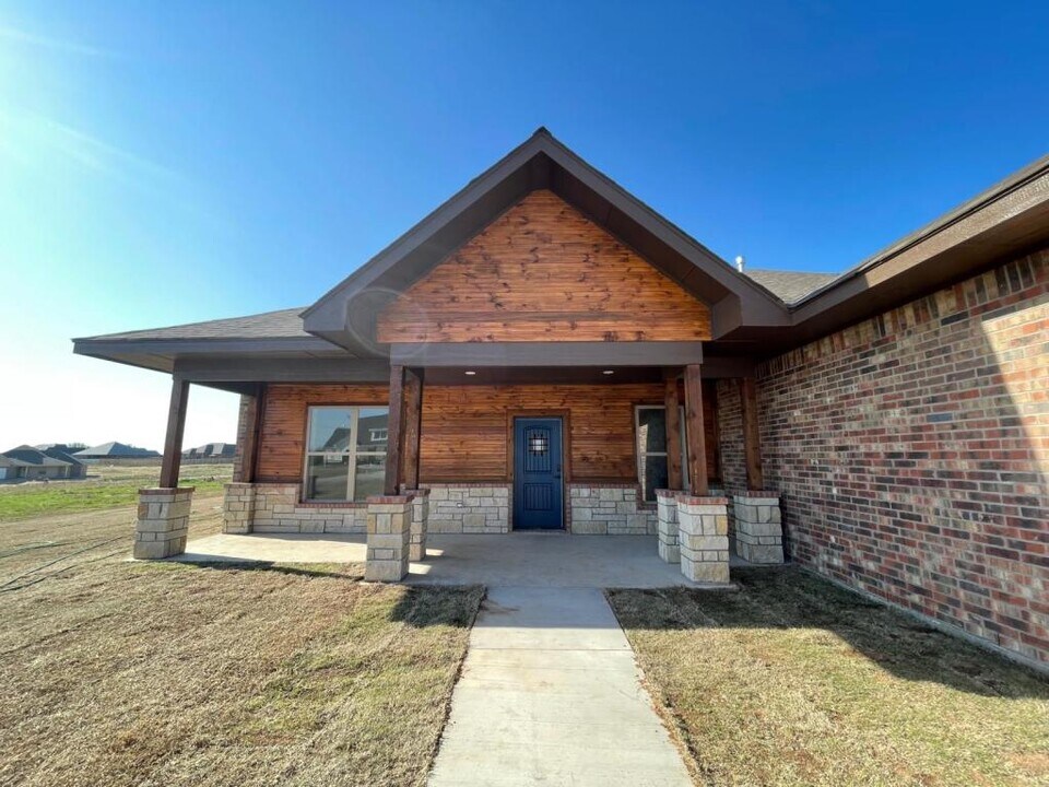 4231 Mesa Dr in Elgin, OK - Building Photo