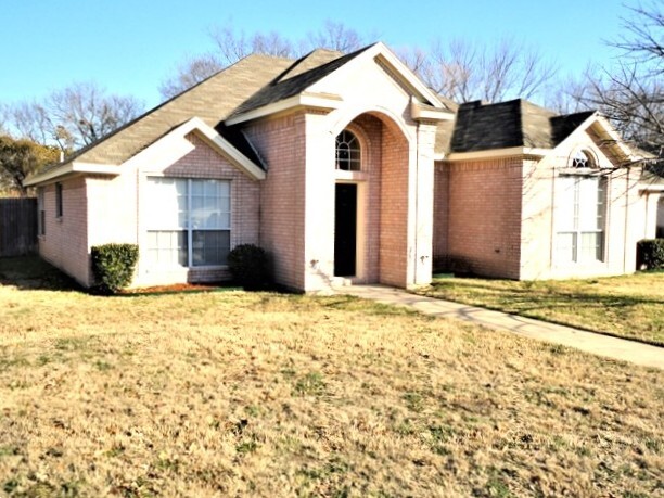 1400 Estate Ln in Desoto, TX - Building Photo